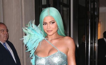 Kylie Jenner luce silueta 'curvy' con diminuto vestido amarillo