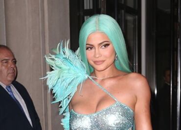 Kylie Jenner luce silueta 'curvy' con diminuto vestido amarillo