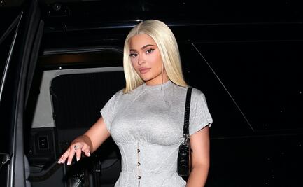 Kylie Jenner remarca su figura con pantalones de cuero y corsé 