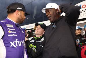 Michael Jordan genera polémica en celebración de Daytona por gesto con hijo de Tyler Reddick