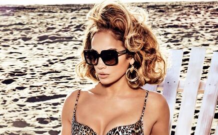 Jennifer Lopez posa con bikini de 'leopardo' al estilo retro 