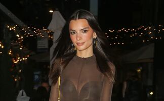 Emily Ratajkowski presume diminuta cintura con top traslúcido en Nueva York 