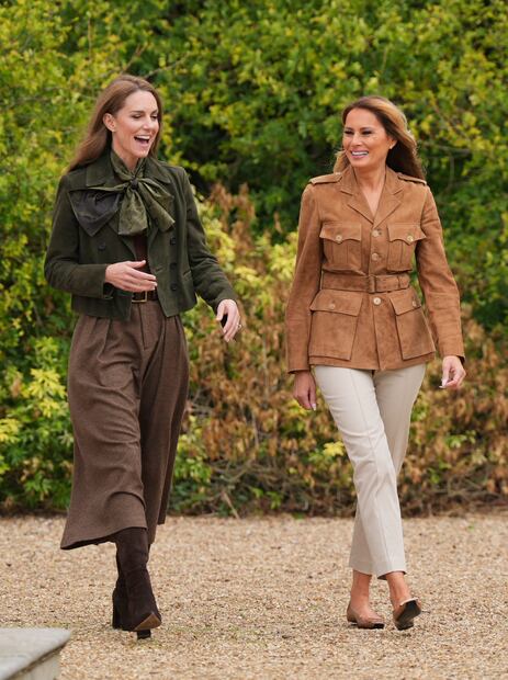 Melania Trump y Kate Middleton son el epítome de la moda; lucen en looks combinados en encuentro con scouts. Foto: AP