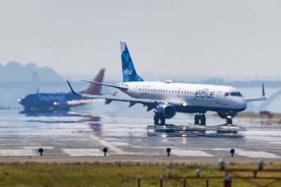 Fuerte turbulencia golpea vuelo de JetBlue y deja 7 pasajeros heridos en Florida