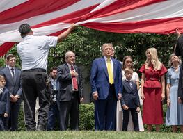 Trump instala dos banderas gigantes de Estados Unidos en la Casa Blanca