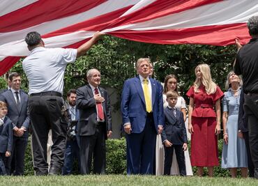 Trump instala dos banderas gigantes de Estados Unidos en la Casa Blanca