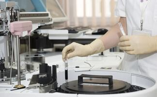 China insinúa que pandemia empezó en EU; OMS rechaza teoría