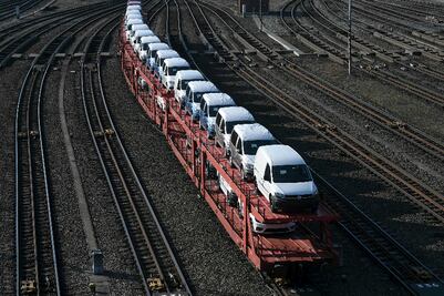 Toyota, VW, Subaru y Tesla suspenden producción en Norteamérica