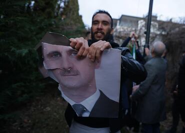 Sirios desplazados por la guerra festejan la caída de Al Asad: "Finalmente puedo volver a casa"