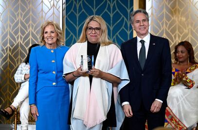 Jill Biden premia a mujeres “valientes”, entre ellas a una activista trans