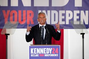 Robert F. Kennedy Jr. dice que suspenderá campaña a la presidencia y respalda a Trump
