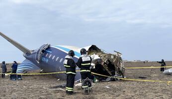 Zelenski pide una "investigación exhaustiva" sobre el accidente de avión de Azerbaijan Airlines