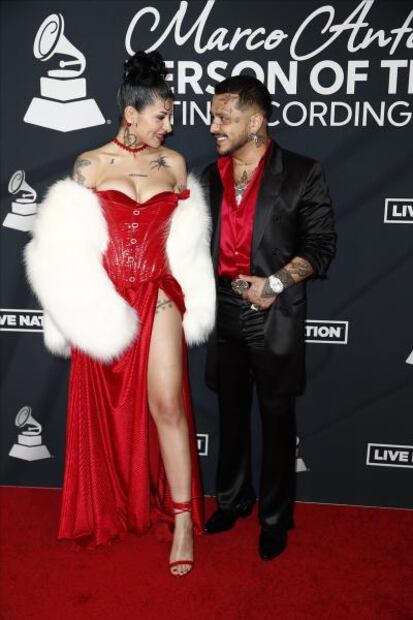 Cazzu arrasa en gala de los Latin Grammy con vestido rojo strapless de 'Jessica Rabbit'