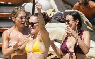 Demi Moore y su hija sorprenden con 'bikini body' en playa de Grecia
