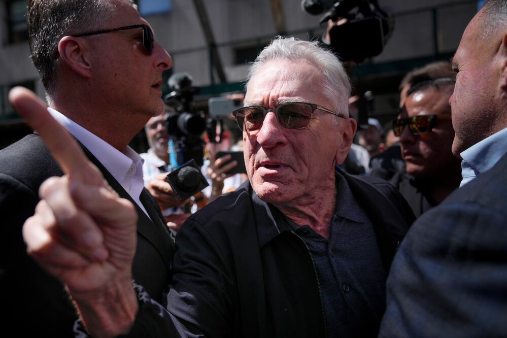 Robert De Niro tacha a Donald Trump de "payaso" frente a tribunal y pide votar por Joe Biden. FOTO: AP / Seth Wenig