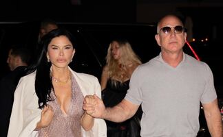 Lauren Sánchez deja a la vista su lencería con vestido traslúcido durante una salida nocturna con Jeff Bezos