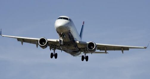 ¿Cómo evitar la sensación de los “oídos tapados” al viajar en avión?