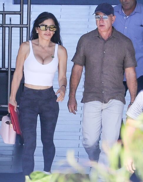 Novia de Jeff Bezos delinea sus curvas con top ajustado y leggings en LA