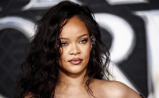Rihanna enciende las redes sociales con lencería de encaje traslúcida