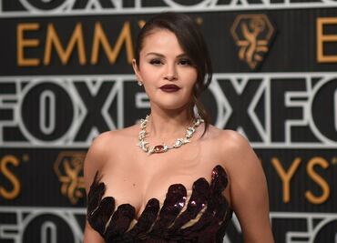 Selena Gomez arrasa en los Emmy con elegante vestido strapless de transparencias
