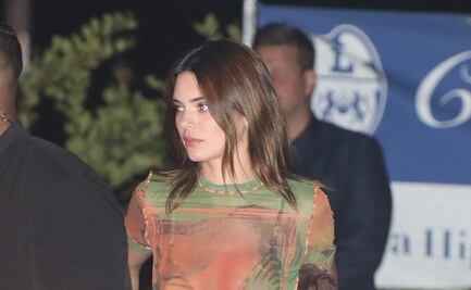 Kendall Jenner arrasa con blusa traslúcida y cuero en Malibú
