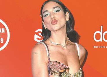 Dua Lipa conquista con lujosa minifalda y bustier de mezclilla Versace