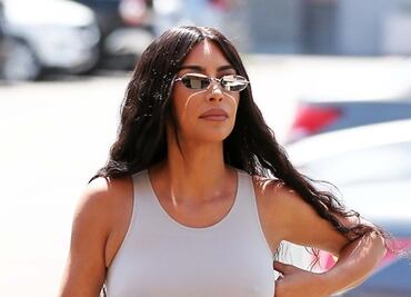 Kim Kardashian delinea su silueta con minivestido blanco