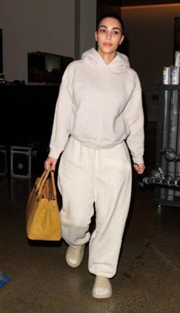 Kim Kardashian sorprende con rostro libre de maquillaje y en pants