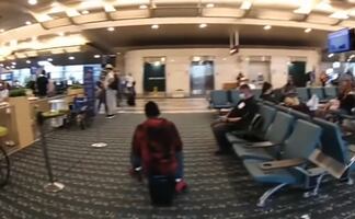 Video. Persiguen a pasajera a bordo de maleta motorizada en aeropuerto de Florida