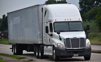 Trabajo para conductores de camiones en EU; pagan 14 mil dólares a la semana