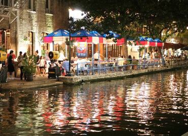 Canta villancicos sobre el River Walk y vive una Navidad mágica en San Antonio