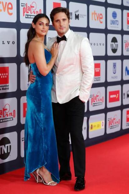 Novia de Diego Boneta destila glamour con vestido de terciopelo en Madrid