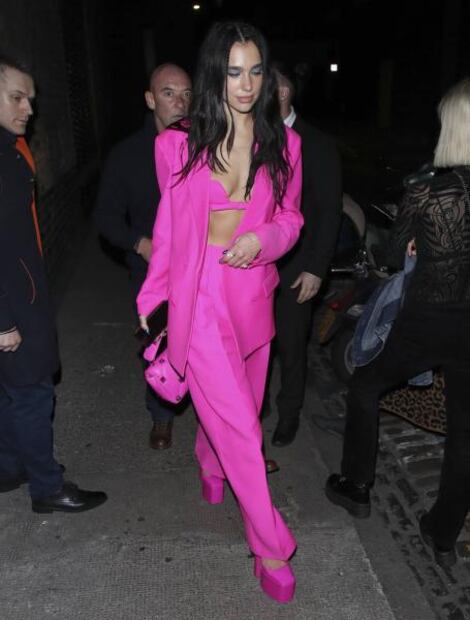 Dua Lipa arrasa con la tendencia ‘bra out’ en Londres
