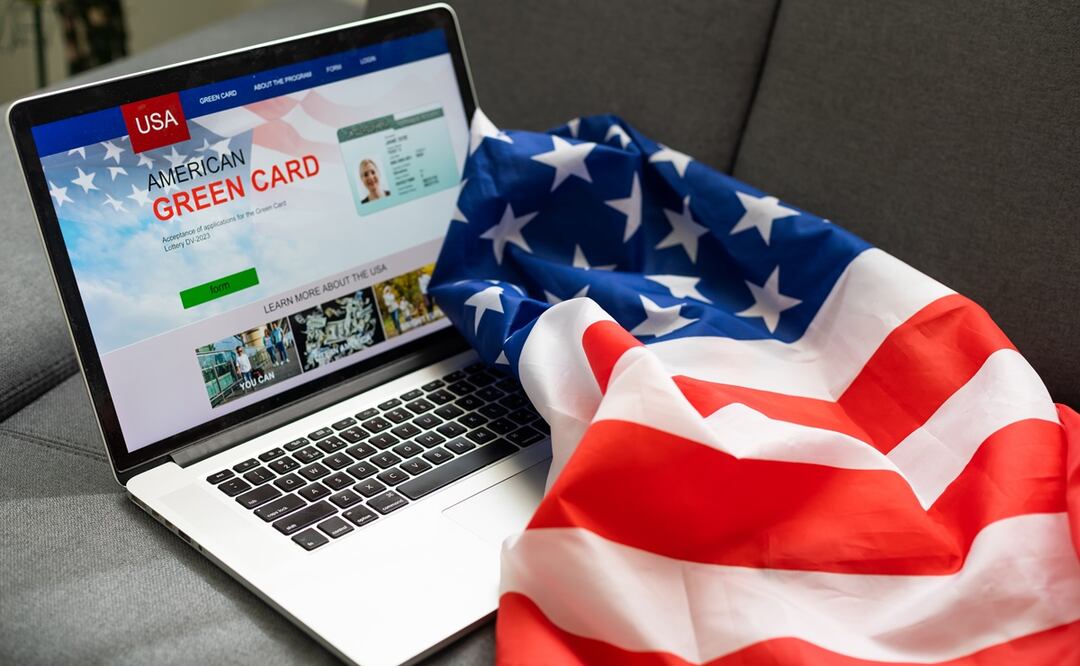 Green Card. iStock/ Sinenkiy