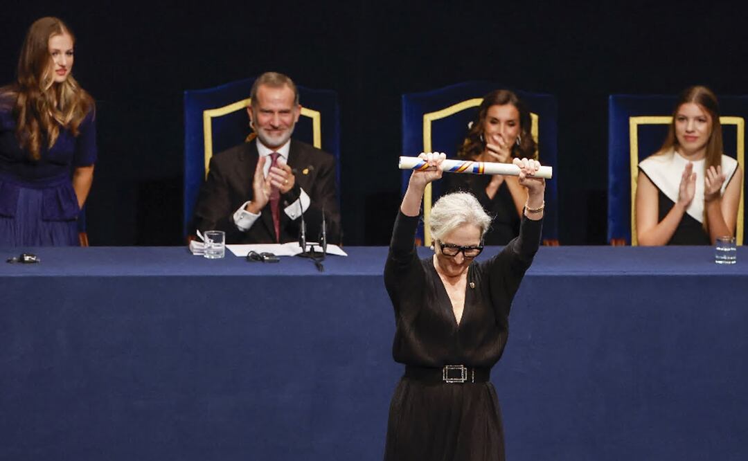 Meryl Streep recibe la insignia como galardonada con el Premio Princesa de Asturias. Foto EFE