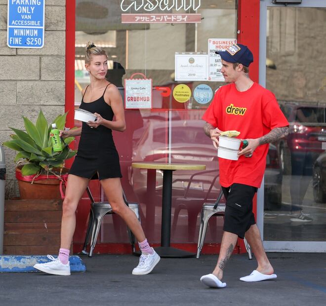 Hailey Bieber cautiva con minivestido tras terapia con Justin