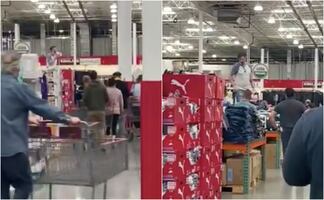 Video. Cliente de tienda niega el Covid y se queja de los cubrebocas