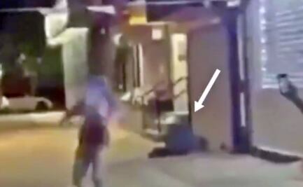 Video. Atacan a hombre sin hogar con fuegos artificiales en NY