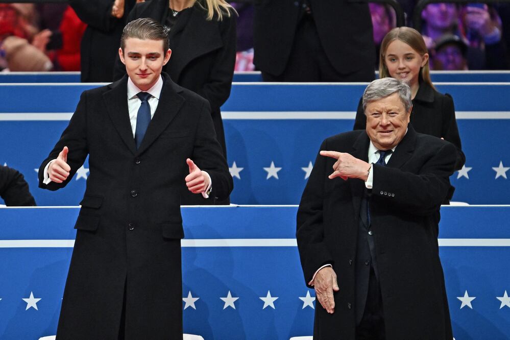 Así es el reloj de más de 1 millón de pesos que Barron Trump usó en salida con Melania. Foto: ANGELA WEISS / AFP / EFE