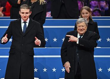 Así es el reloj de más de 1 millón de pesos que Barron Trump usó en salida con Melania