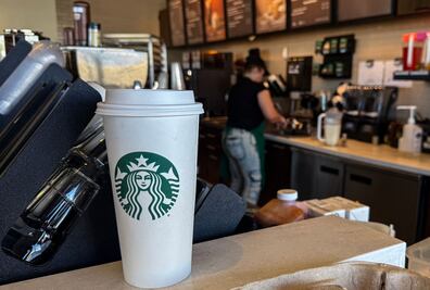 Starbucks en crisis: anuncia despido de 900 empleados y el cierre de 400 tiendas en EU