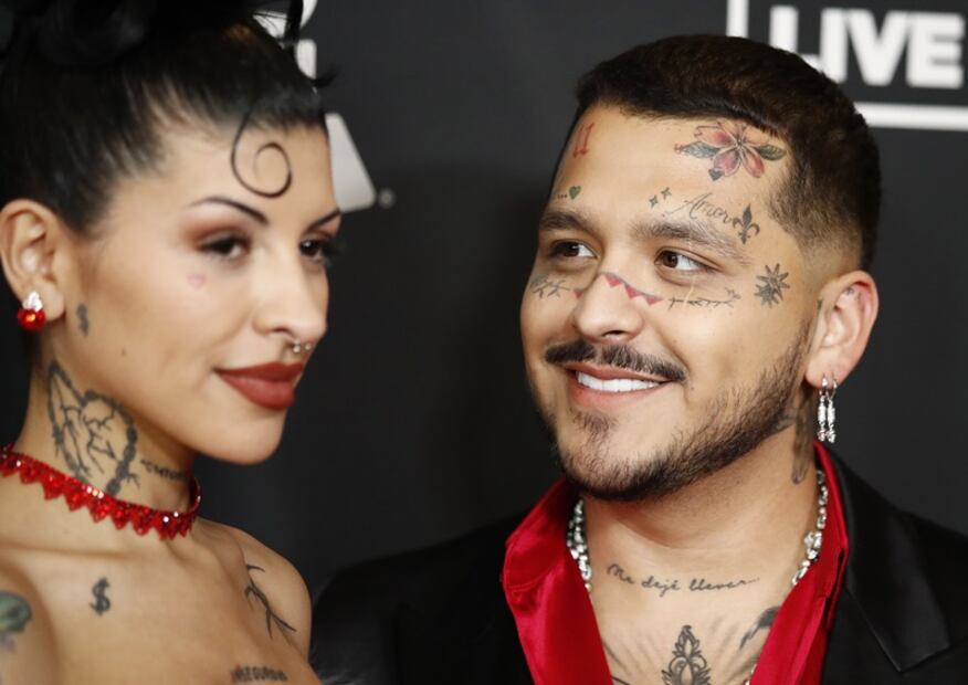 Cazzu arrasa en gala de los Latin Grammy con vestido rojo strapless de 'Jessica Rabbit'