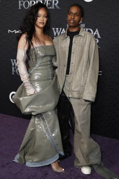 Rihanna conquista premiere de ‘Wakanda Forever’ con vestido strapless