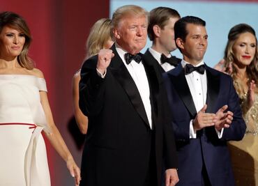 Polémica tarjeta de Navidad que excluye a Barron Trump es falsa