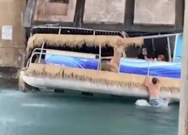 Video. Turistas saltan de bote antes de ser aplastados por puente en Florida