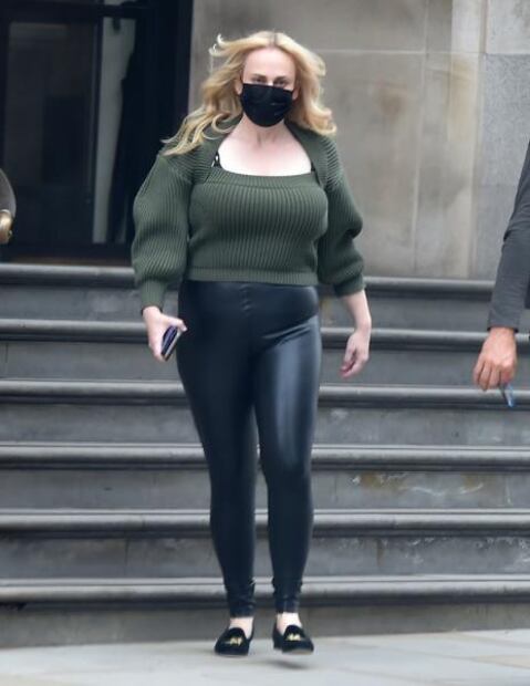 Tras perder 30 kilos, Rebel Wilson luce figura con leggings en Londres