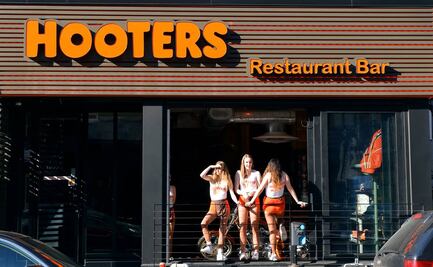 Mesera de Hooters paga estudios universitarios sin deudas gracias a concurso