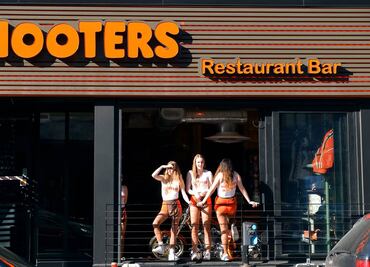 Mesera de Hooters paga estudios universitarios sin deudas gracias a concurso