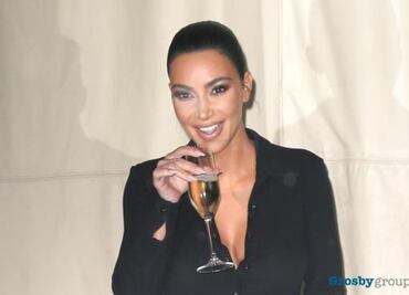 Kim Kardashian impacta con microfalda plateada en Nueva York