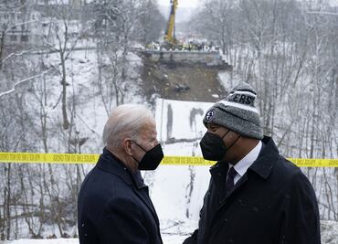 Biden visita el puente que se derrumbó en Pittsburgh horas antes de su visita